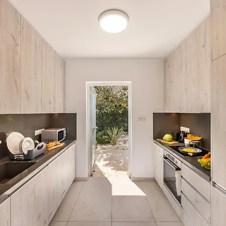 Natalie-mylos H24 Protaras